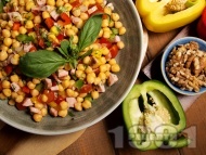 Рецепта Салата от варен нахут, кълцани свежи зеленчуци (чушки, чери домати) и препечени кренвирши или колбас